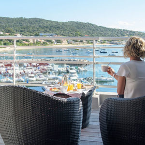 terrasse déjeuner Master Suite vue mer en Corse du Sud