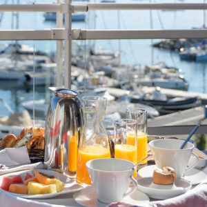terrasse déjeuner Master Suite vue mer en Corse du Sud